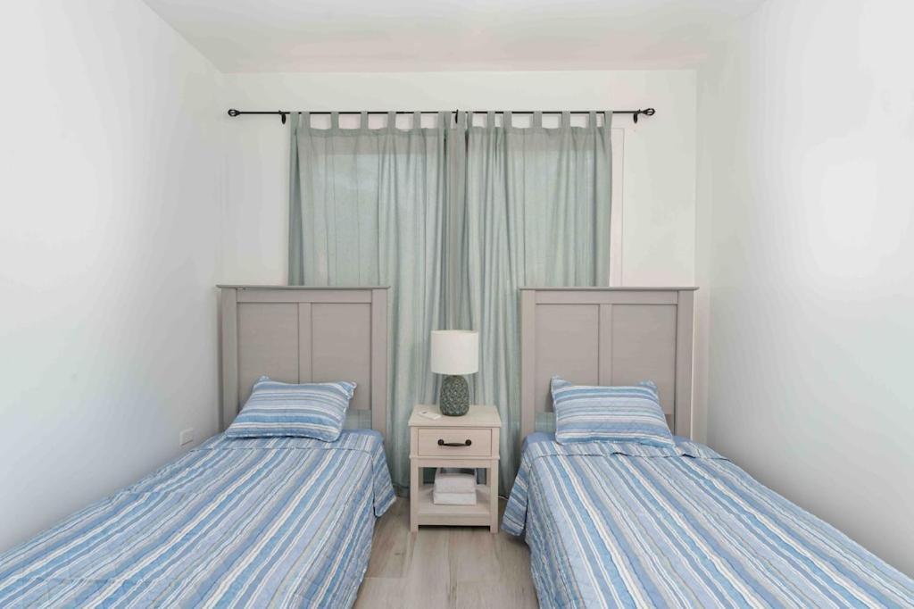 Cozy Beach Villa At The Shores 5 Minutes From The Beach West End Bagian luar foto